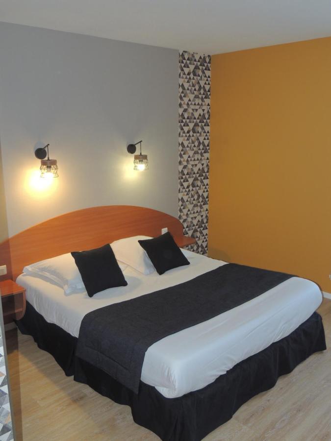 Hotel Les 3 Marchands Bressuire Extérieur photo