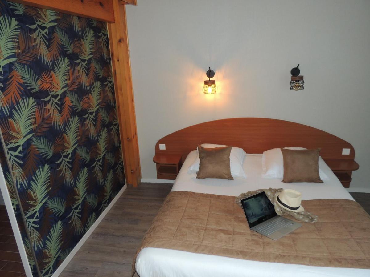 Hotel Les 3 Marchands Bressuire Extérieur photo