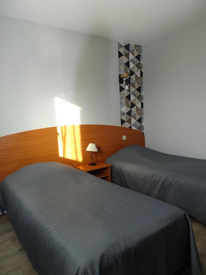 Hotel Les 3 Marchands Bressuire Extérieur photo